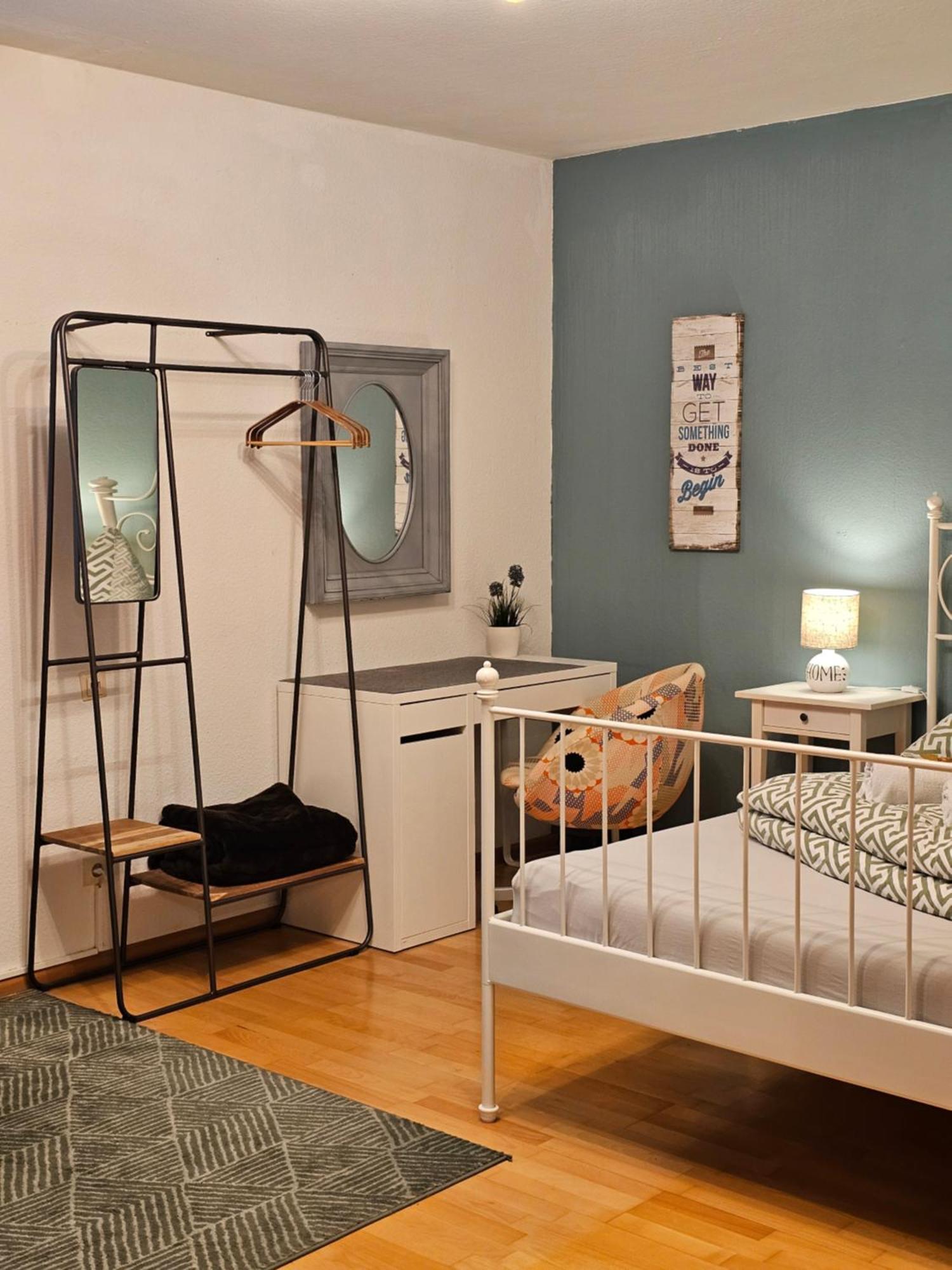 Doppelzimmer 2 I Geteiltes Bad & Kueche I Mit Dem Nur 4 Min Bis Zum Hauptbahnhof Homestay Freiburg im Breisgau